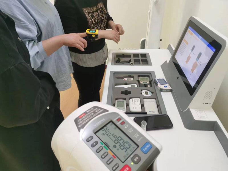 智能健康一體機測量血氧中.jpg 智能健康一體機測量血氧中.jpg